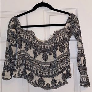 Long sleeve light on the shoulder flowy top